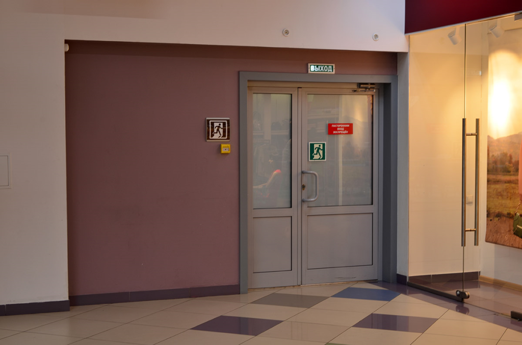 Эвакуационная дверь. Противопожарные двери в школе. Пожарный выход дверь.
